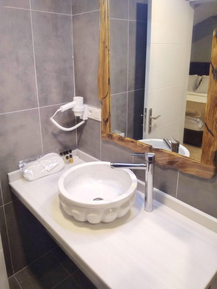 Jakaranda Hotel Istanbul Bagian luar foto