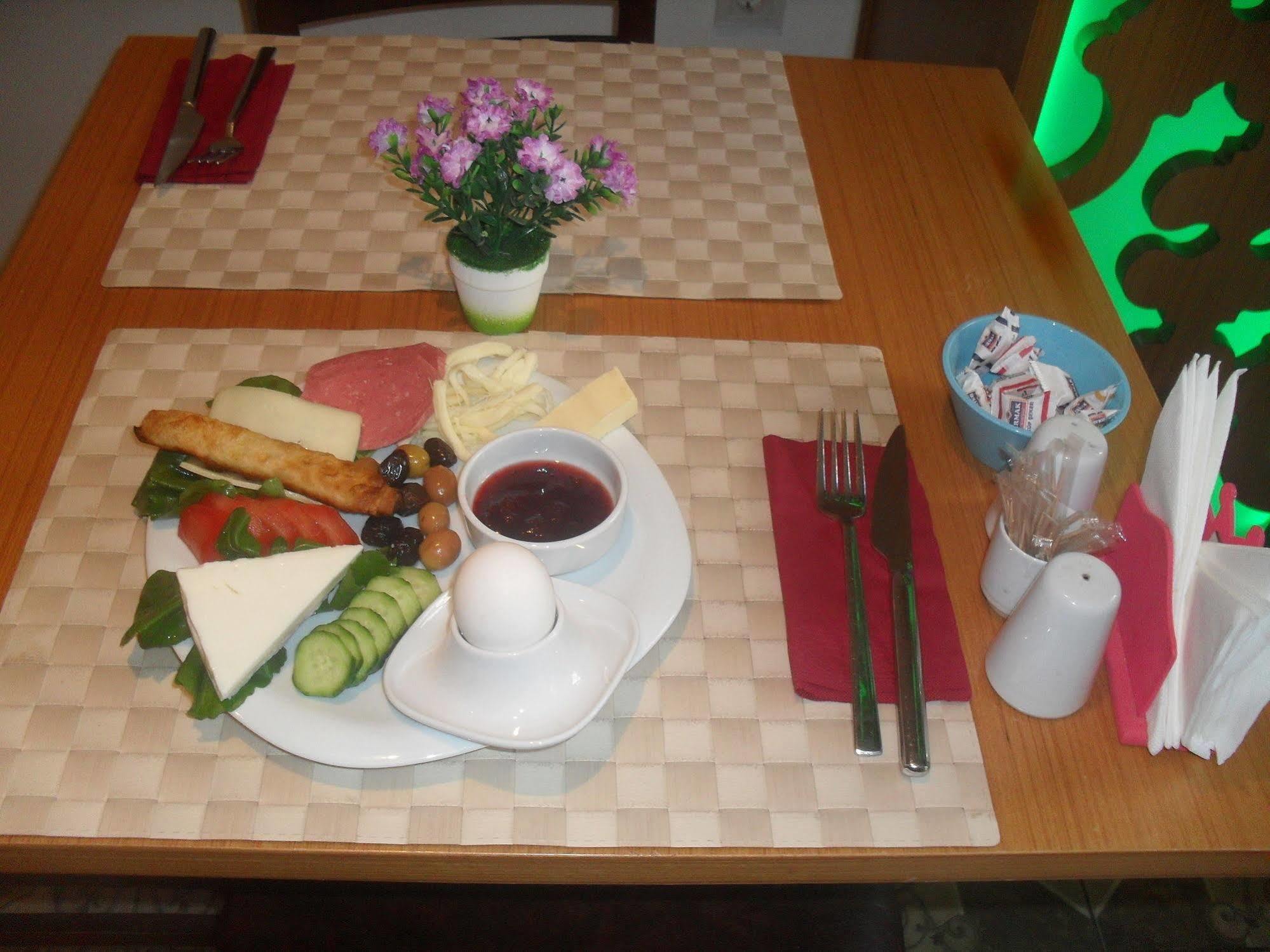 Jakaranda Hotel Istanbul Bagian luar foto