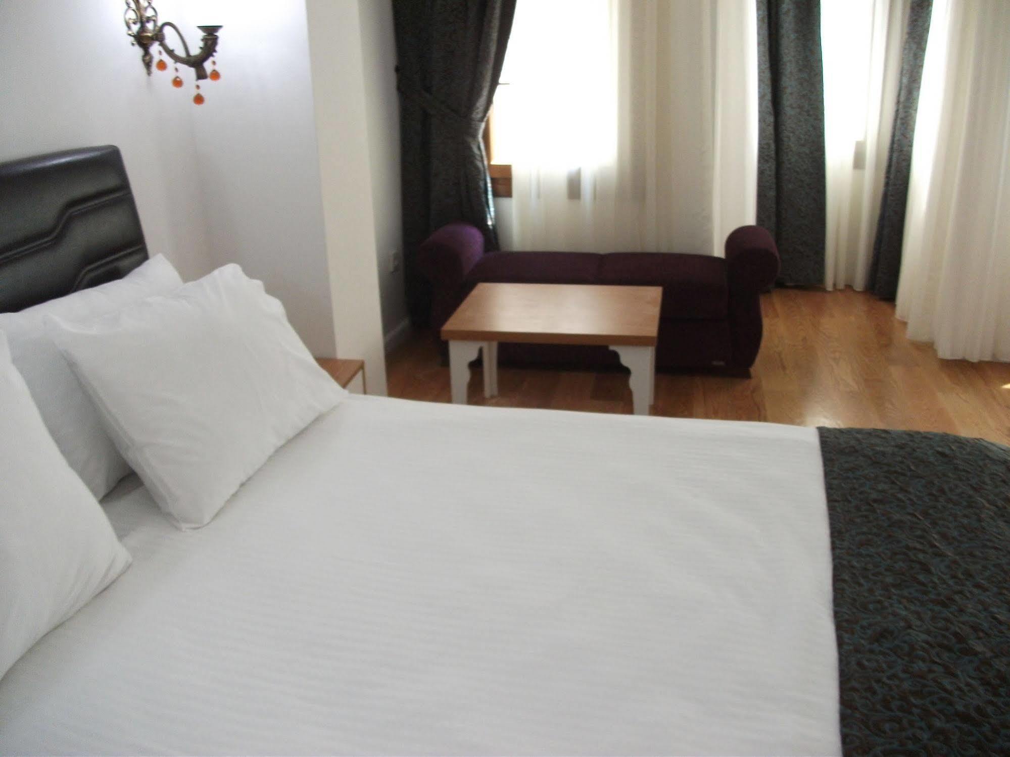 Jakaranda Hotel Istanbul Bagian luar foto