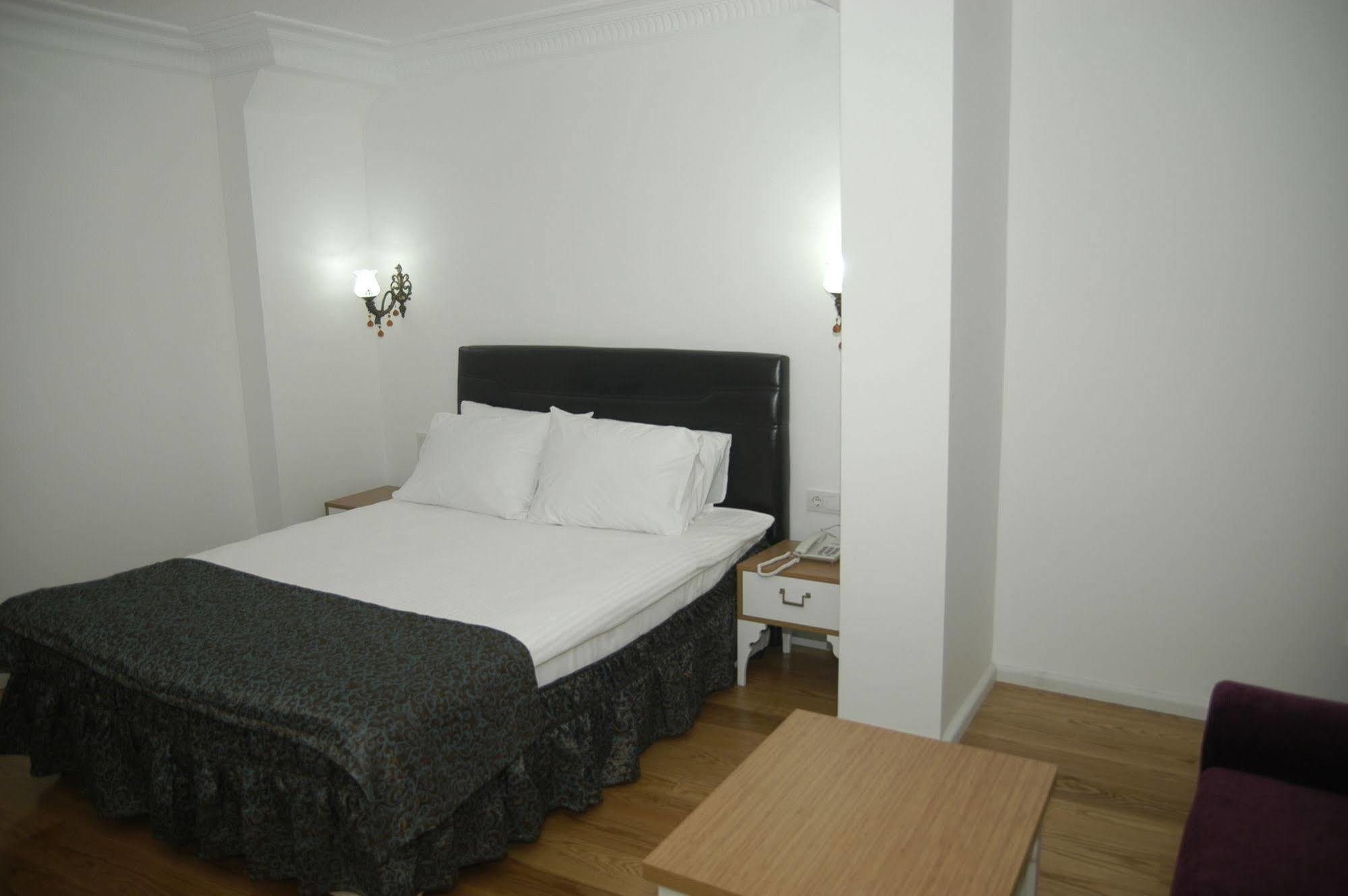 Jakaranda Hotel Istanbul Bagian luar foto