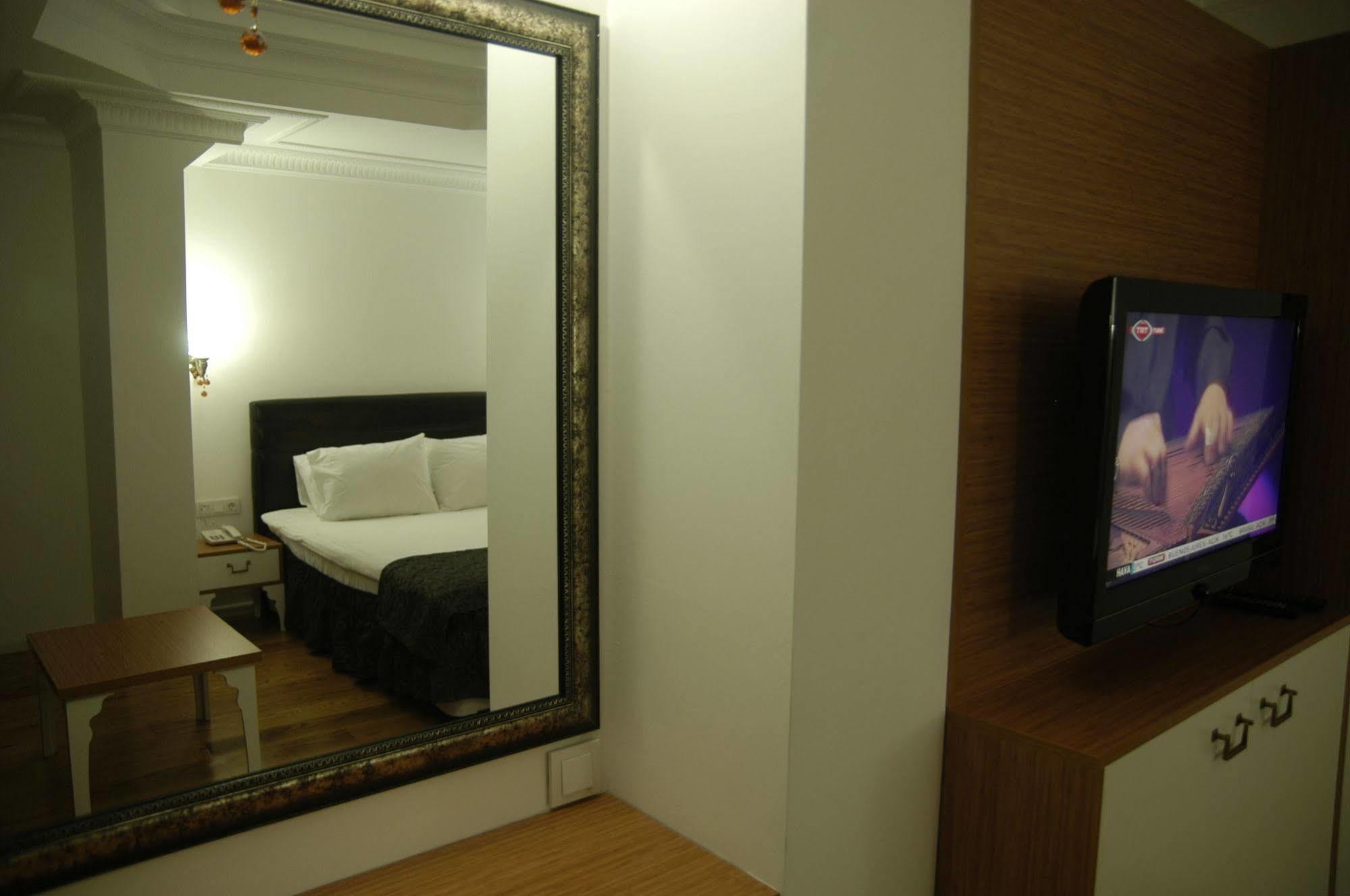 Jakaranda Hotel Istanbul Bagian luar foto