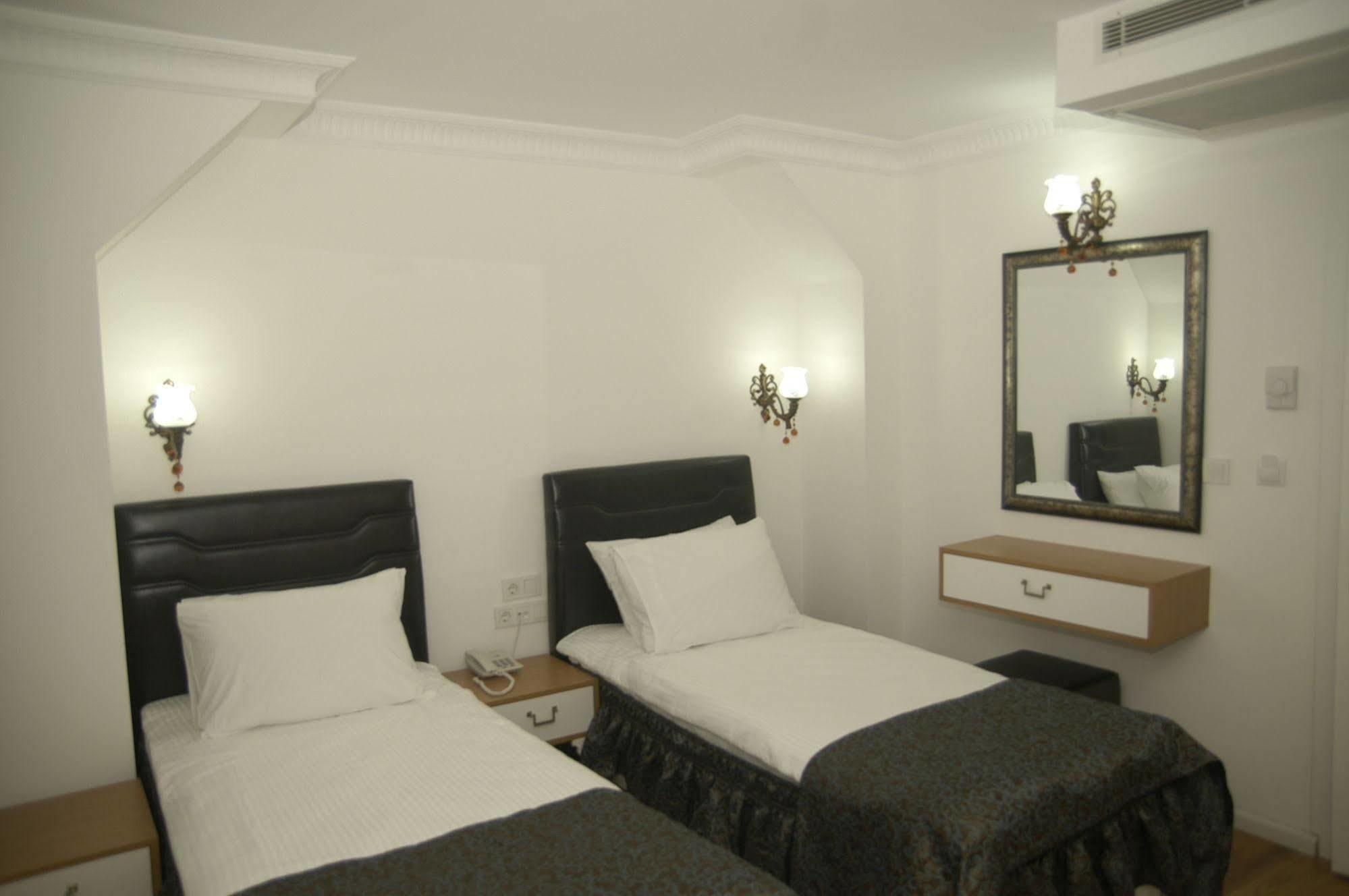 Jakaranda Hotel Istanbul Bagian luar foto