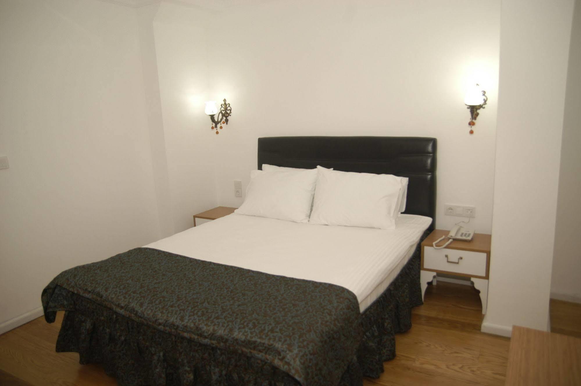 Jakaranda Hotel Istanbul Bagian luar foto