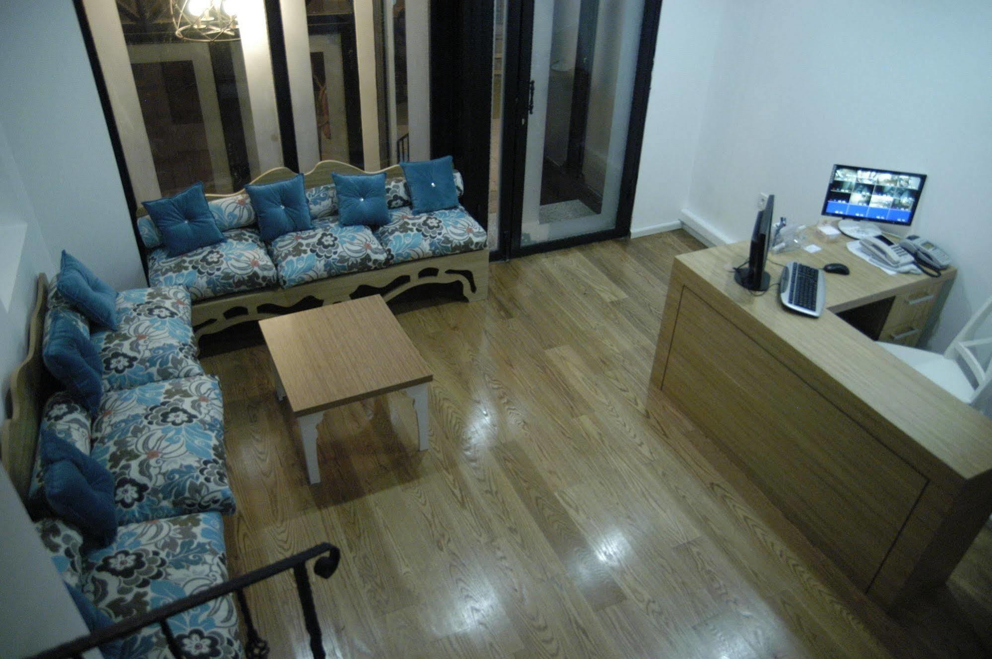 Jakaranda Hotel Istanbul Bagian luar foto