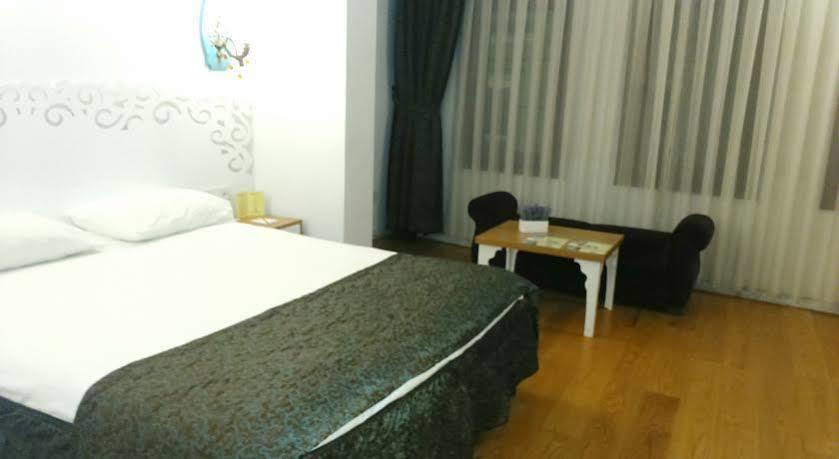 Jakaranda Hotel Istanbul Bagian luar foto