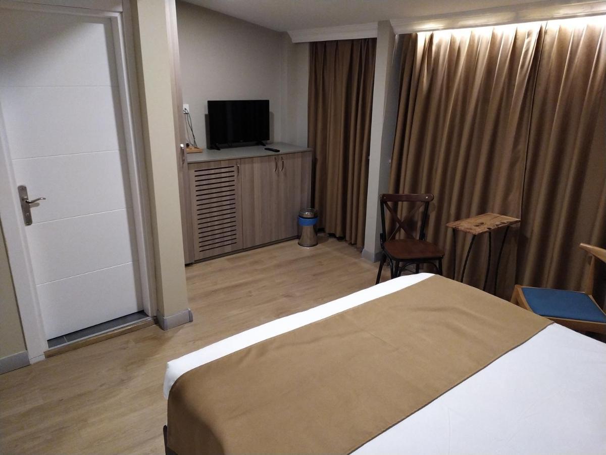Jakaranda Hotel Istanbul Bagian luar foto